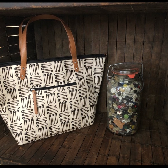 Petunia Pickle Bottom Tote - Picture 3 of 8